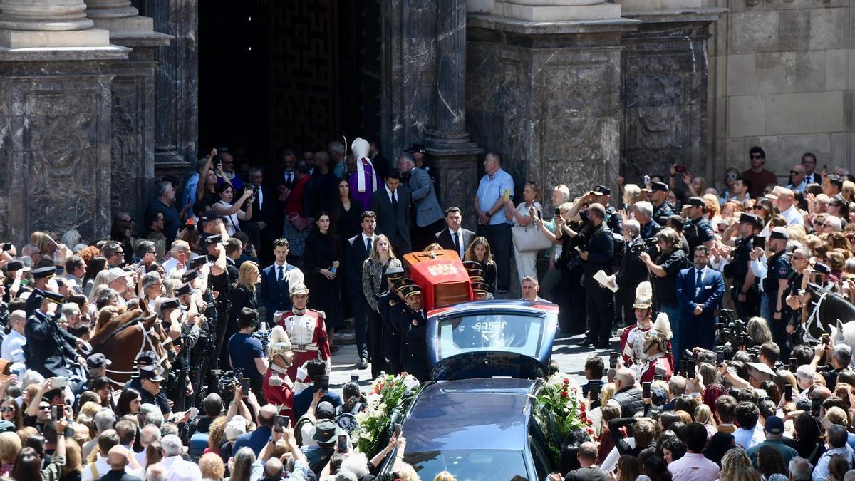 Aplausos para despedir a José Ballesta en la plaza de Belluga de Murcia