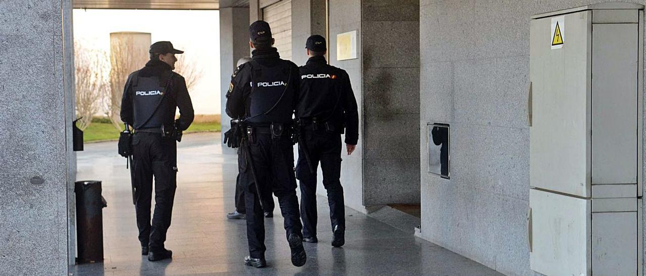 Agentes de Policía Nacional, frente a la comisaría de Vilagarcía.