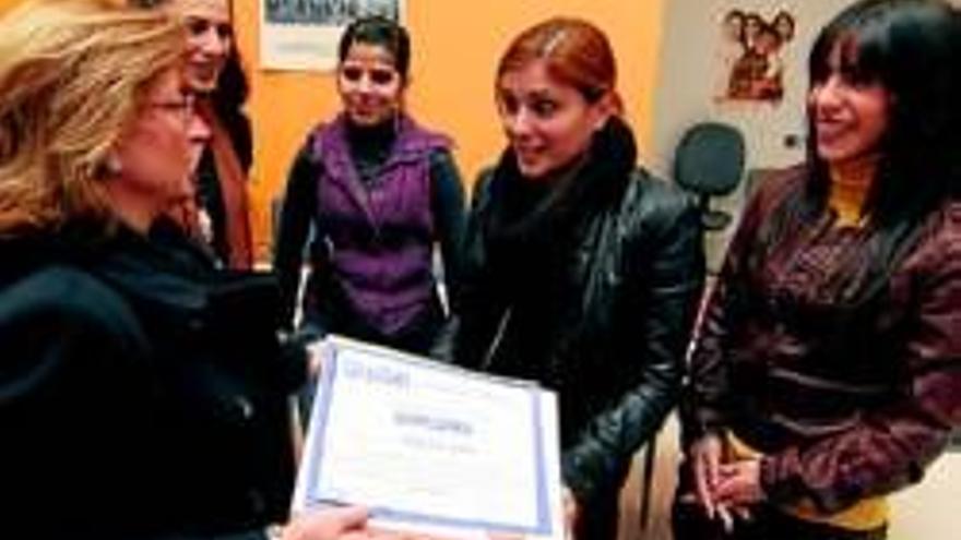 Alumnas gitanas culminan un curso de estética