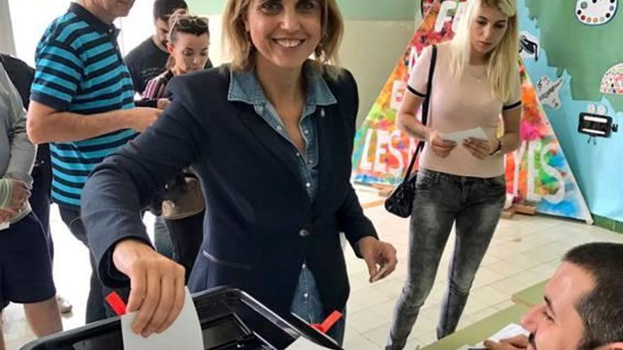 L&#039;alcaldessa Marta Felip, votant l&#039;1-O