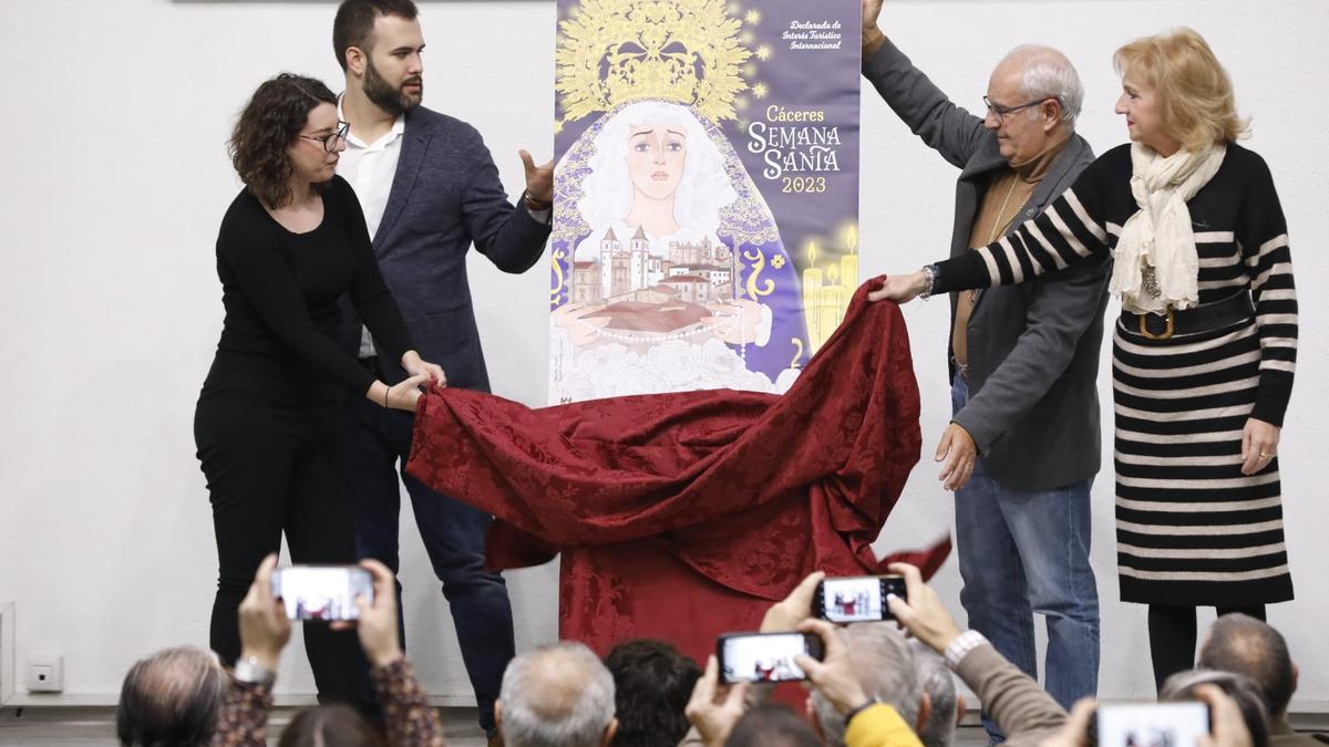 Momento en que se descubre el cartel de la Semana Santa de Cáceres 2023.