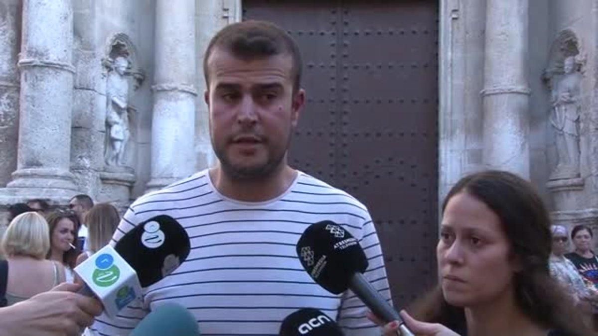 Mohammed, hermano de la joven que falleció tras ser apuñalada, lamenta los hechos y pide más consciencia social. Kenneth Martínez, alcalde del Vendrell, declara que en estos momentos la familia necesita el máximo apoyo.