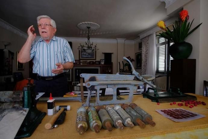 31-10-18. LAS PALMAS DE GRAN CANARIA. Juan Bernades era un caramelero de la capita. Su hijo Liberato nos atiende en su casa para contarnos la historia y enseñarnos algunas de las máquinas con las que le padre hacía los caramelos..  FOTO: JOSÉ CARLOS GUERRA.  | 31/10/2018 | Fotógrafo: José Carlos Guerra