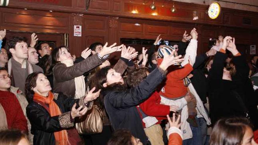 Una estampa típica de las cabalgatas: la gente cogiendo caramelos.