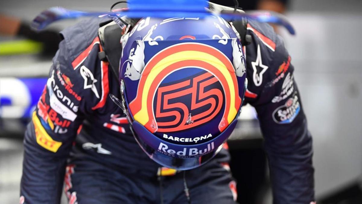 Carlos Sainz luce 'Barcelona' en su casco en memoria de las víctimas