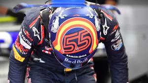 Carlos Sainz luce Barcelona en su casco en memoria de las víctimas