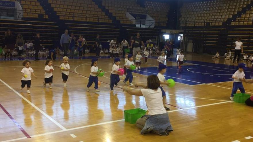 Magüi Serna amadrina las II Baby  Olimpiadas con 300 niños de uno a tres años