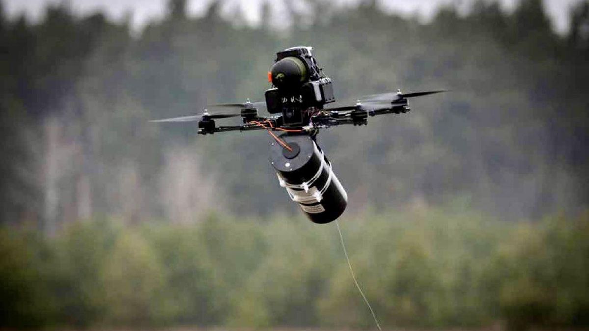 Un dron ucraniano filoguiado con fibra óptica. Los 15 kilómetros, al límite del carrete, son el punto crítico de estos robots.