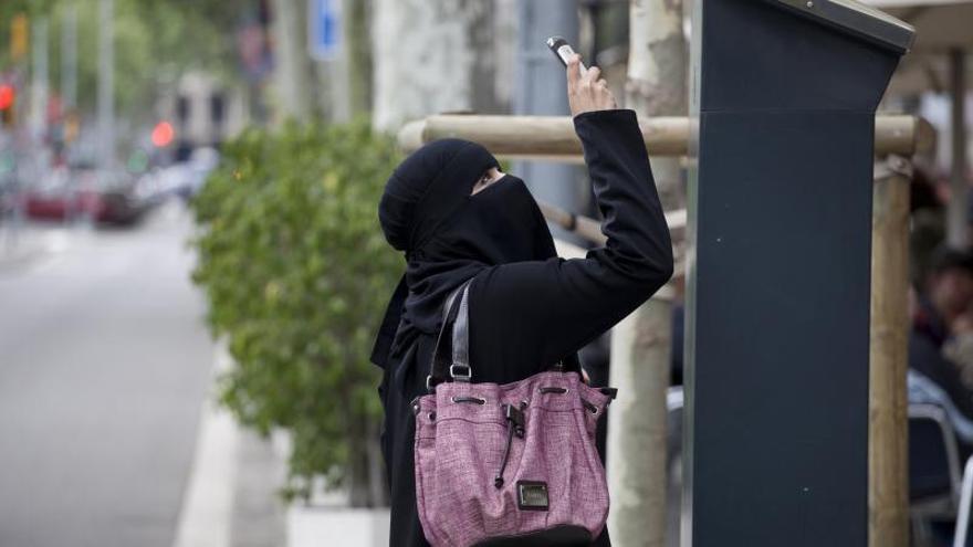Illa niega que la prohibición del burka en Lleida sea "racista" y el Gobierno evita condenar la propuesta