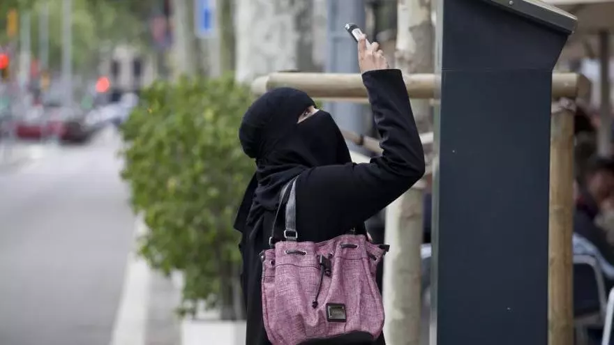 Illa niega que la prohibición del burka en Lleida sea "racista" y el Gobierno evita condenar la propuesta