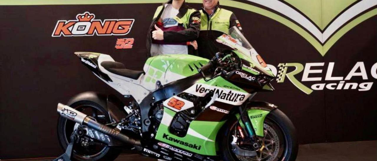 Oliver König posa junto a José Calero y la Kawaski que pilotará este año. | ORELAC RACING