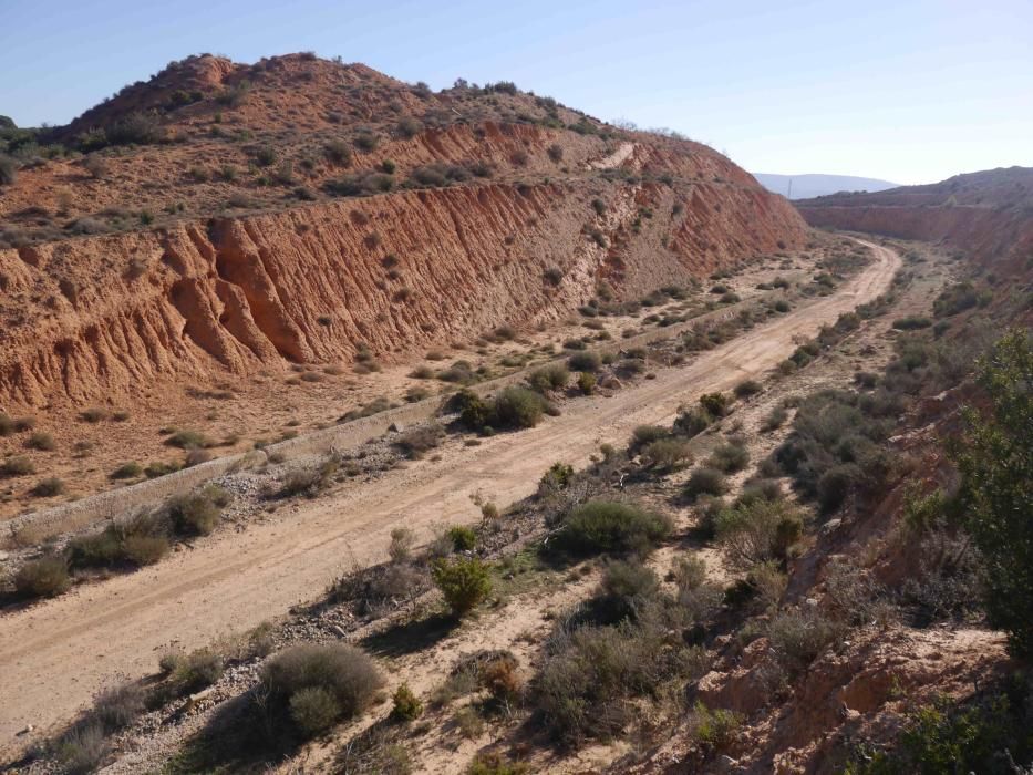 En los años setenta del pasado siglo se hizo un segundo trazado a la vez que se electrificaba la línea. Las Albarizas se cortaron nuevamente en una curva menos pronunciada, eliminándose un paso a nivel en la carretera Caudete-La Font de la Figuera. Actualmente se utiliza como camino.