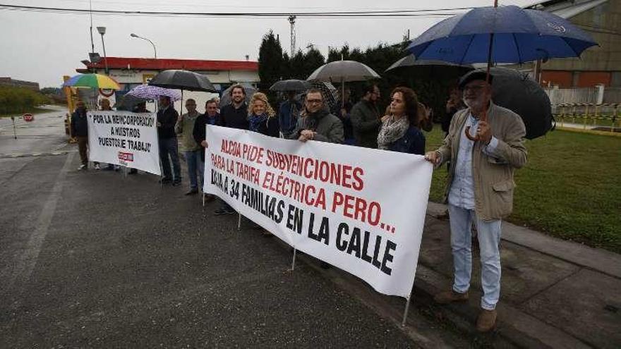 Los extrabajadores de Montrasa, ayer, concentrados delante de las instalaciones de Alcoa en San Balandrán.