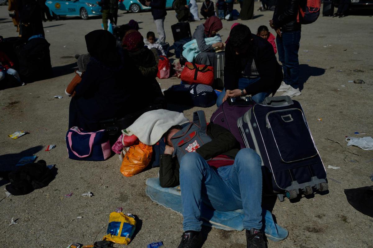 Los residentes sirios de la ciudad de Hatay esperan para cruzar la frontera entre Turquía y Siria después de que se vieron afectados por el terremoto de magnitud 7,8 que asoló la región hace casi dos semanas, en la puerta fronteriza de Cilvegozu