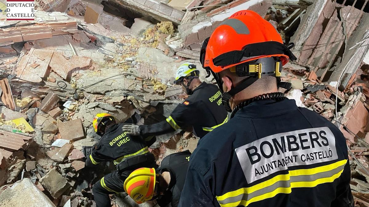 Los bomberos trabajan desescombrando la zona del derrumbe.