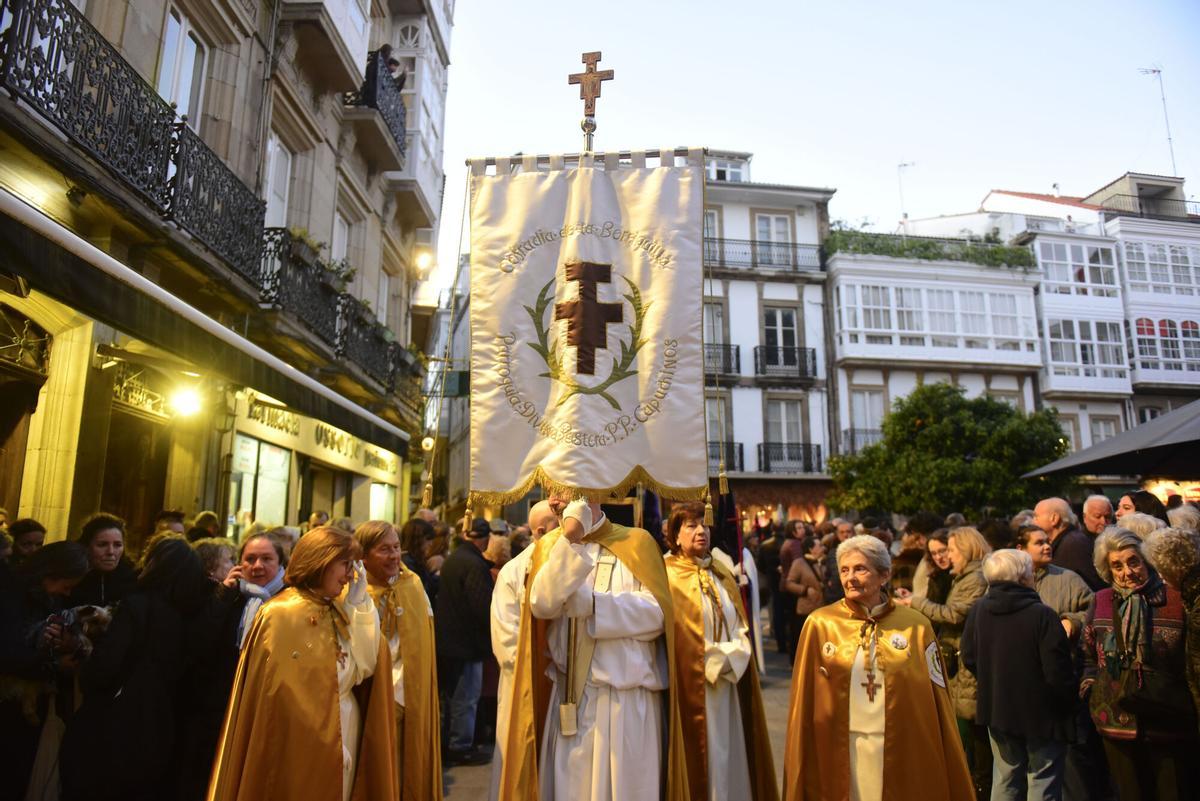 El arzobispo de Santiago presidió este viernes la procesión de la Virgen de los Dolores en A Coruña. El arzobispo de Santiago presidió este viernes la procesión de la Virgen de los Dolores en A Coruña.