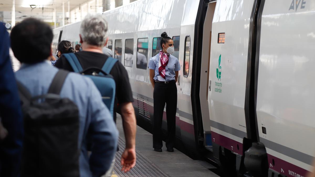 Unos viajeros esperan para subirse a un tren en la Estación de Córdoba.