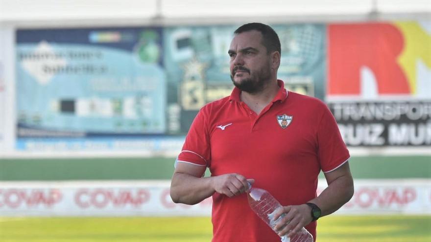 Cobos, entrenador del Pozoblanco, en el último partido disputado en el Municipal.