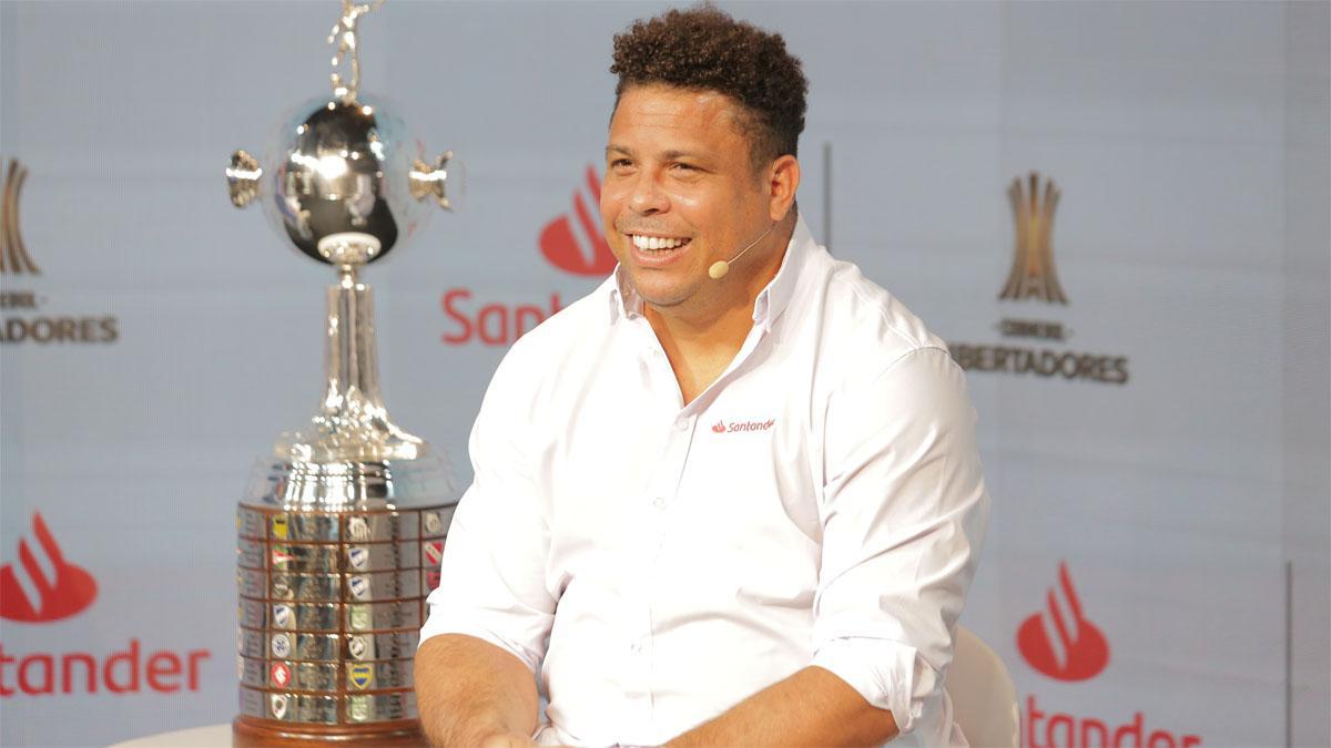 Ronaldo Nazario, junto al trofeo en el Santander Media House Copa Libertadores