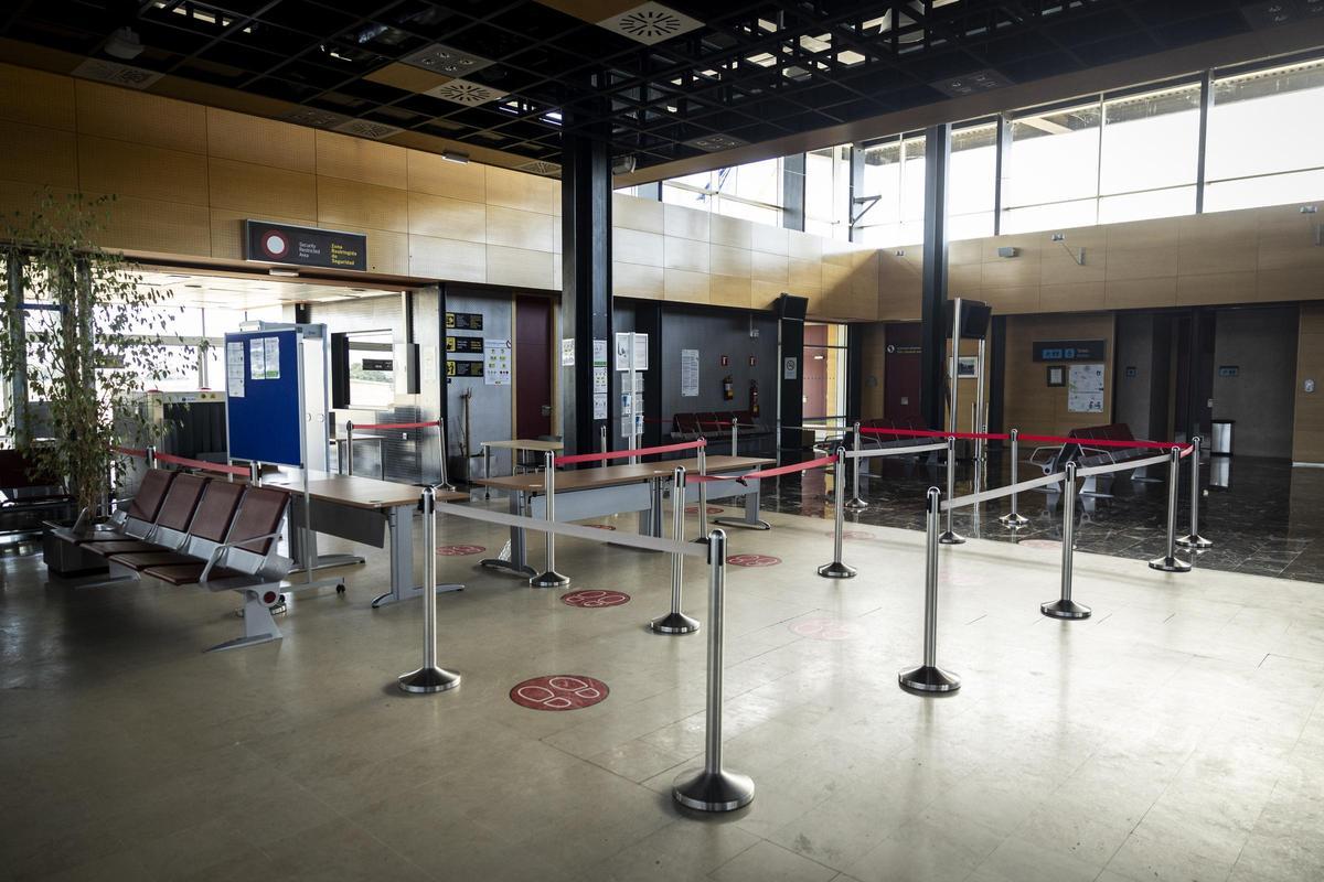 En imágenes | Este es el estado actual del aeropuerto Huesca-Pirineos, el menos utilizado de España