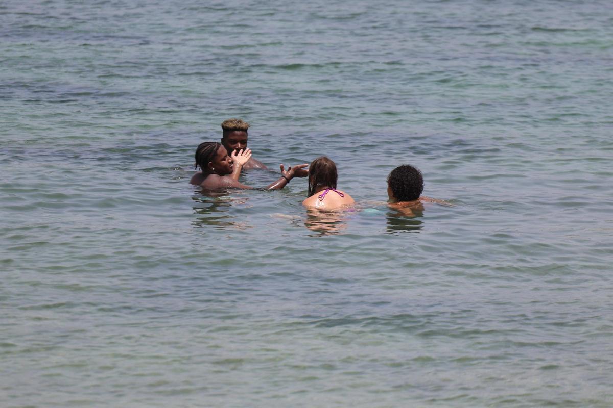 Turistas se bañan en la Platja d'en Xinxó, tras la reapertura