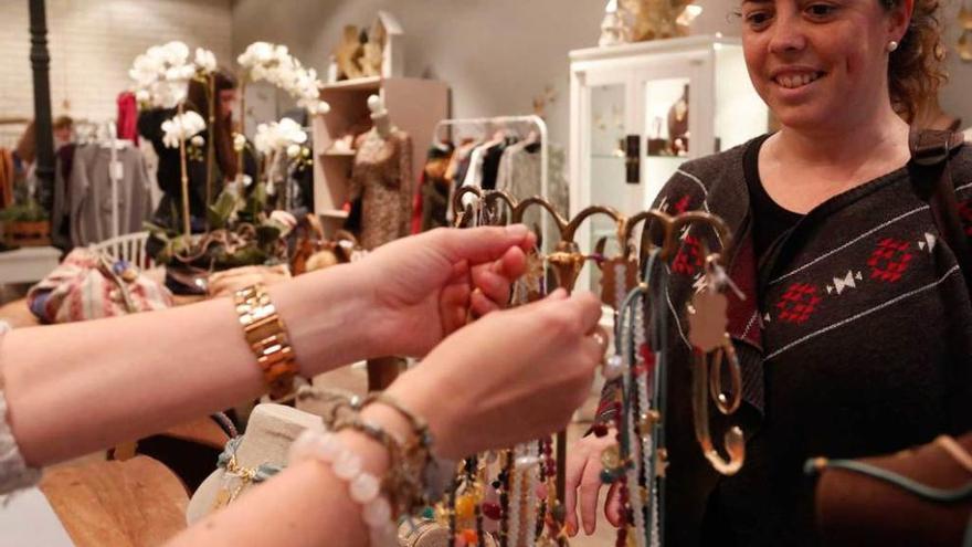 Raquel Tamargo observa unos complementos en una tienda.