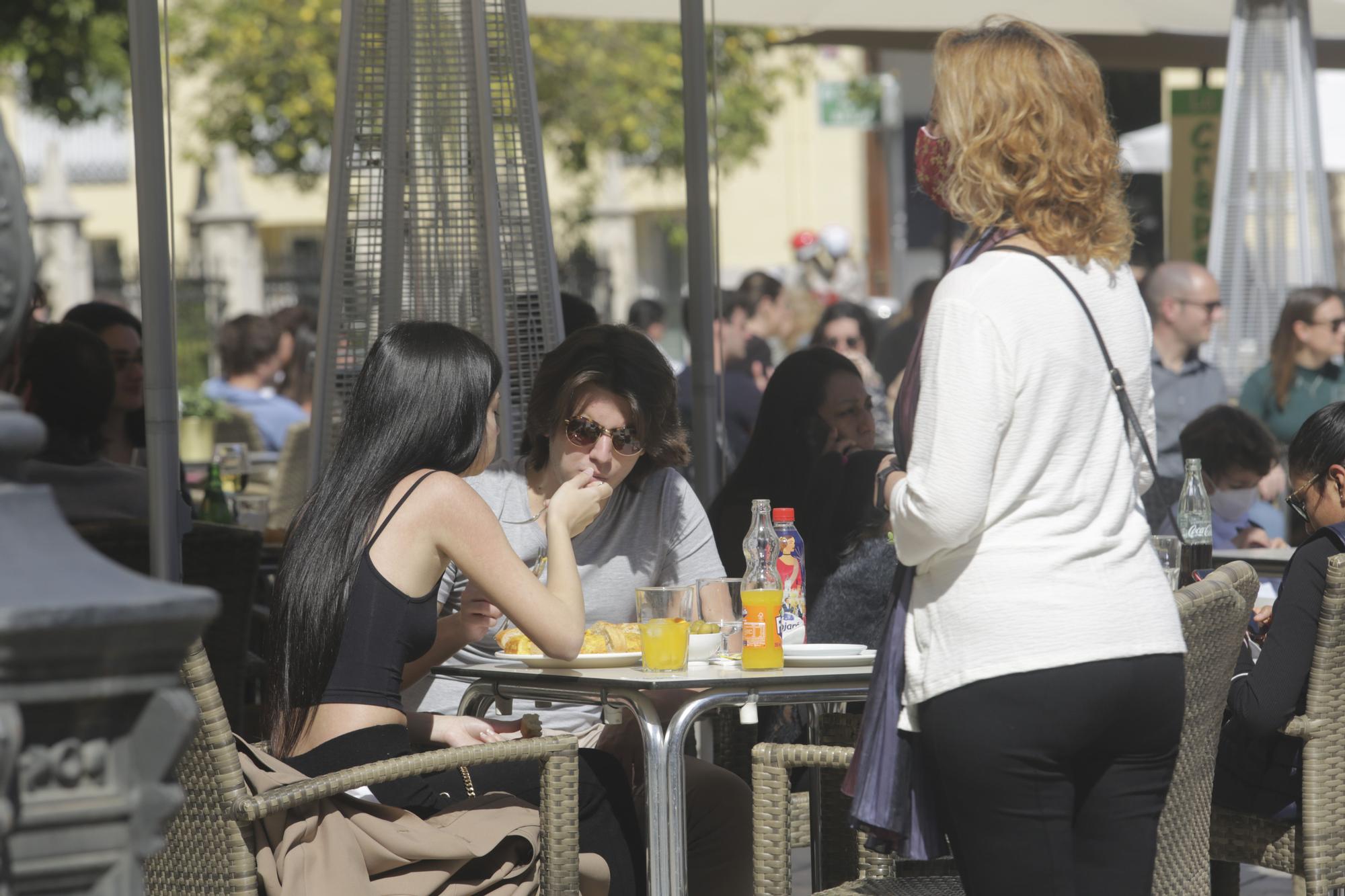 Las buenas temperaturas llenan el centro de València este fin de semana