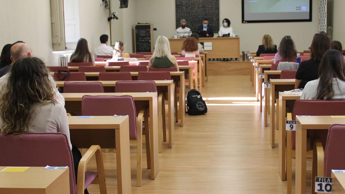 Varios alumnos durante una charla hace unos meses en la sede de la Uned en Calatayud.