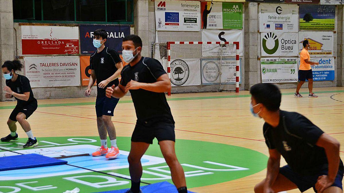 Entrenamiento de jugadores del Bueu Atlético, esta pretemporada, con distancia y mascarilla.