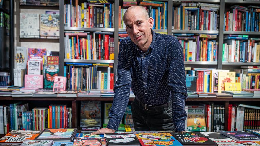El autor de cómic Craig Thompson, que publica el autobiográfico 'Raíces de gingseng', en la librería Finestres de Barcelona.