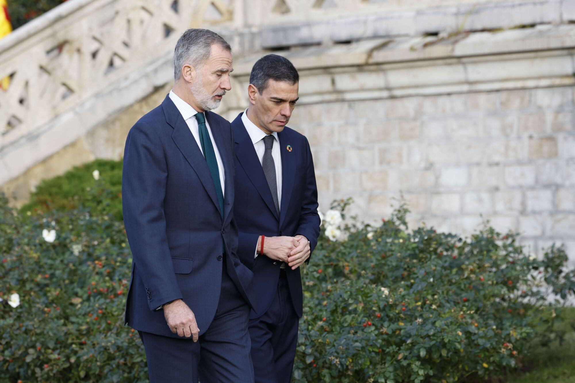 SANTANDER, 13/12/2024.- El rey Felipe VI y el presidente del Gobierno, Pedro Sánchez (d), conversan a su llegada al Palacio de la Magdalena de Santander para la XXVII Conferencia de Presidentes que se celebra este viernes. EFE/Javier Etxezarreta
