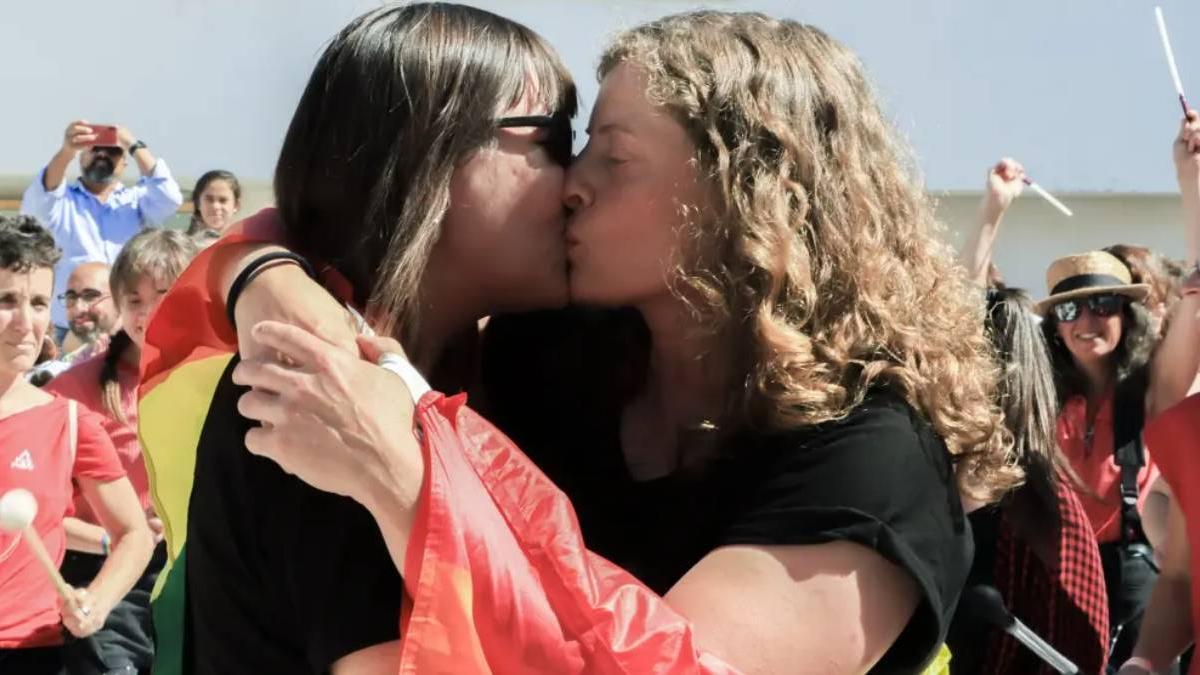 Imagen de archivo de dos mujeres besándose en Santa Cruz de Bezana (Cantabria) durante una quedada para protestar por la retirada de la película infantil 'Lightyear'.