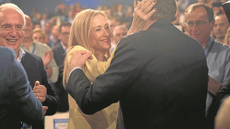 Cifuentes se aferra al cargo pese al diluvio de pruebas