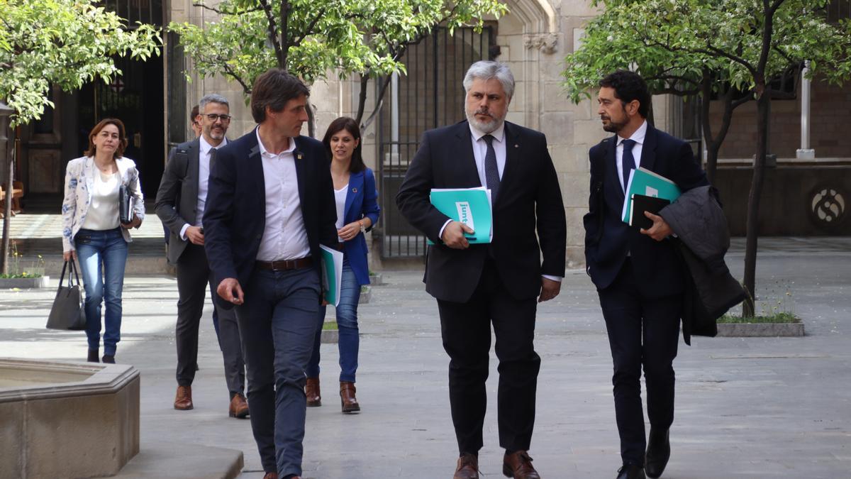 Albert Batet, Salvador Vergés i Damià Calvet (Junts); Marta Vilalta i Eugeni Villalbí (ERC) i Sílvia Paneque (PSC) es dirigeixen a la cimera contra la sequera al Palau de la Generalitat