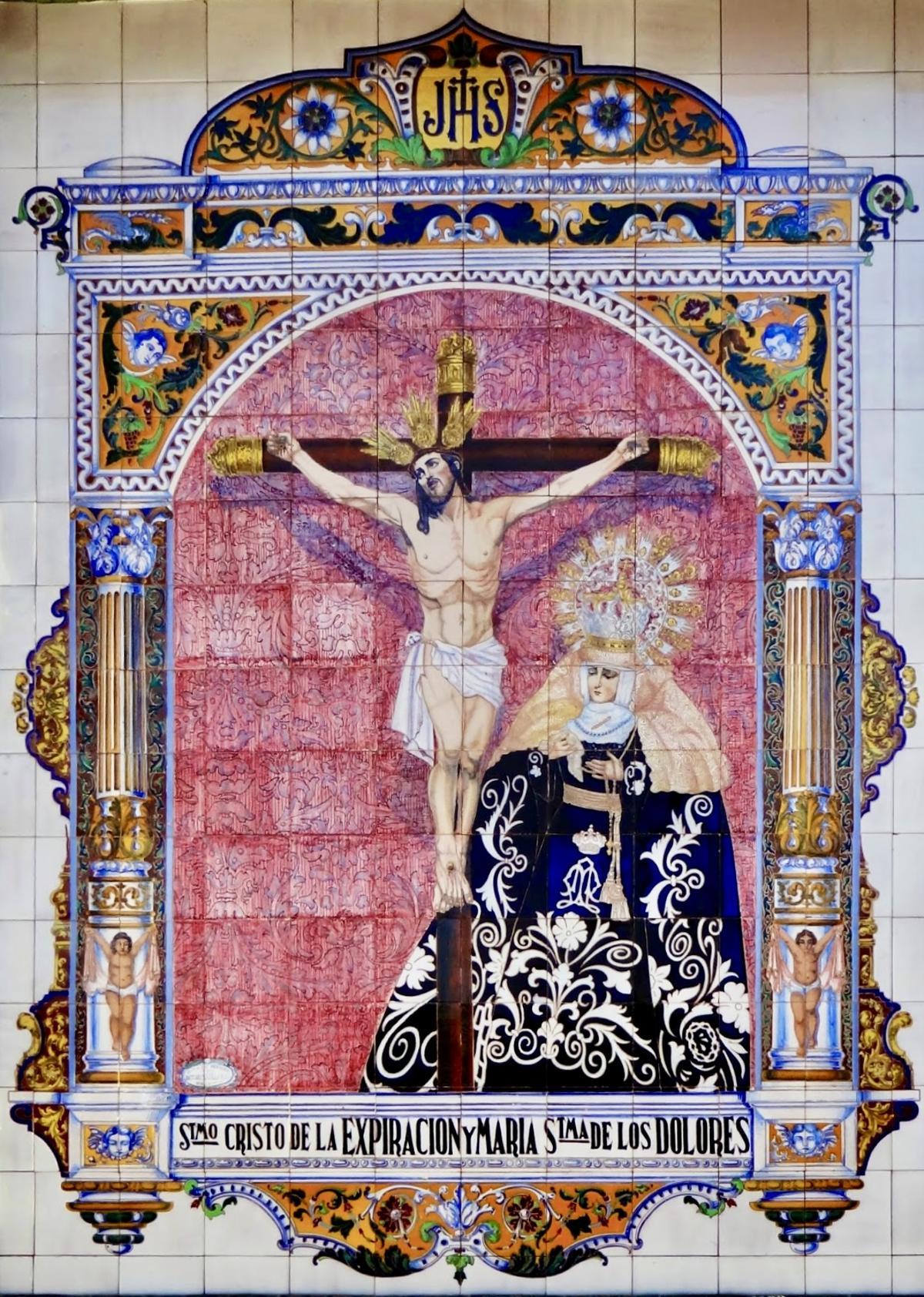 Retablo cerámico en la iglesia de San Pedro donde figura la Virgen de los Dolores con la corona de Seco Velasco.