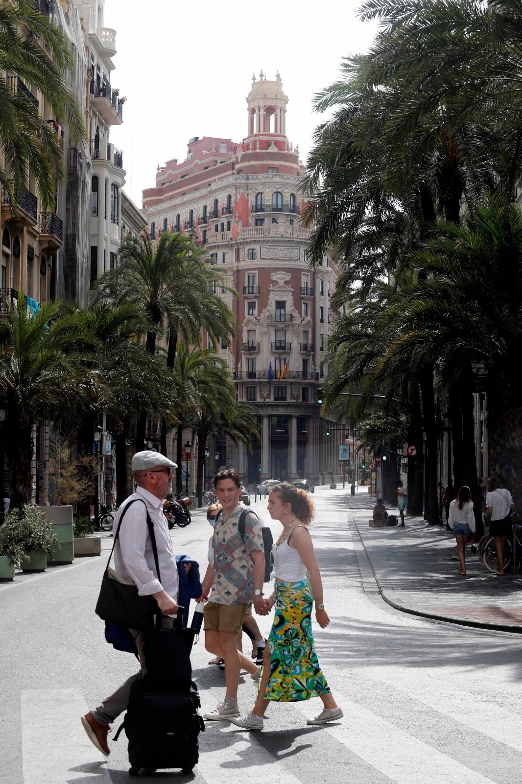 Las altas temperaturas no impiden el turismo en el centro de València