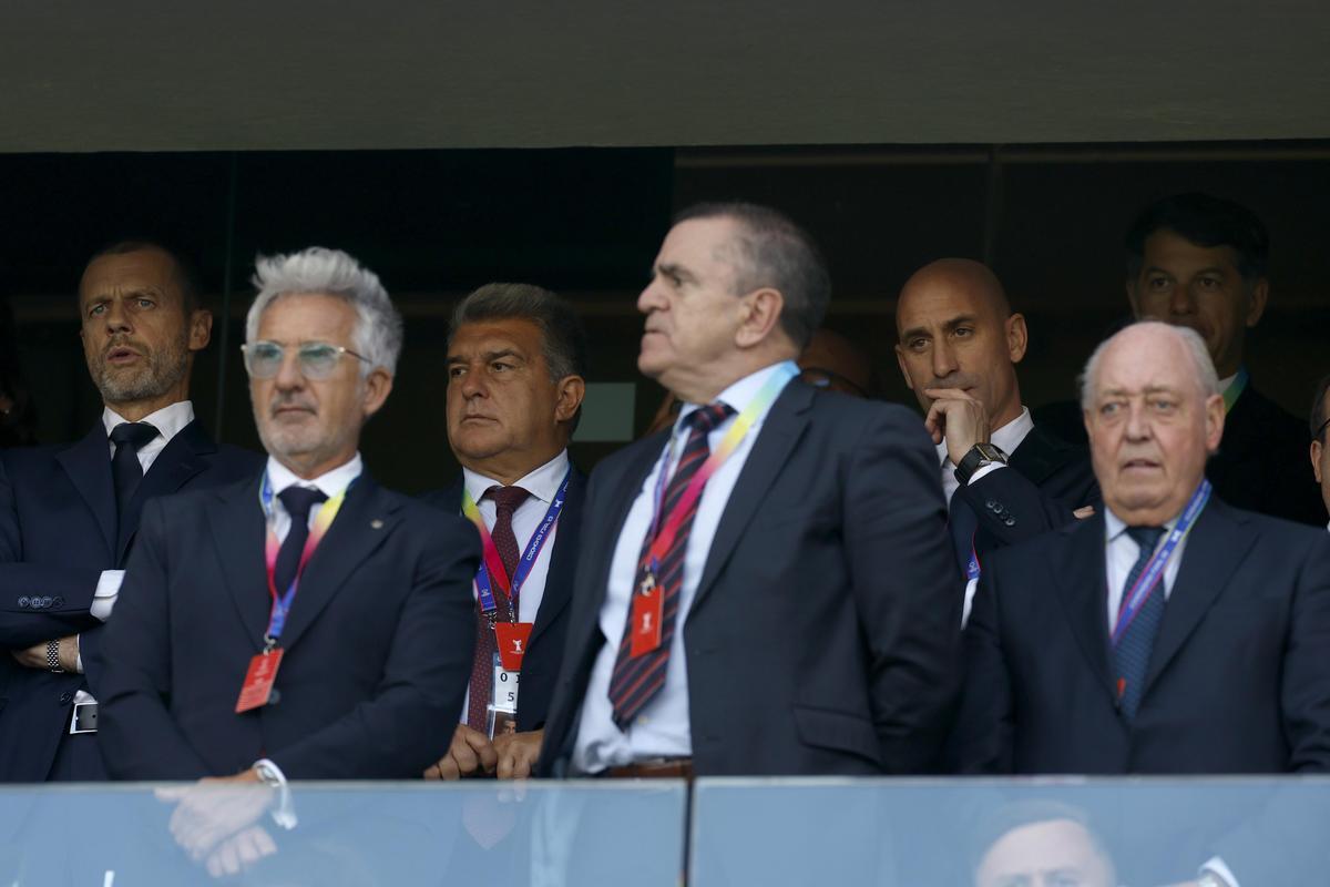 EINDHOVEN (PAÍSES BAJOS), 03/06/2023.- El presidente de la UEFA, Alexander Ceferin (i), el presidente del FC Barcelona, Joan Laporta (3-i), el presidente de la Real Federación Española de Fútbol (RFEF), Luis Rubiales (2-d), y el presidente del Consejo Superior de Deportes (CSD), José Manuel Franco (3-d), en el palco, durante la final de la Liga de Campeones Femenina entre FC Barcelona y Wolfsburgo, este sábado en el Philips Stadion de Eindhoven. EFE/ Alberto Estévez