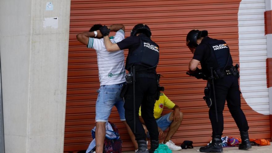 Una pelea multitudinaria en los aledaños del Enrique Roca acaba con cinco heridos y nueve detenidos