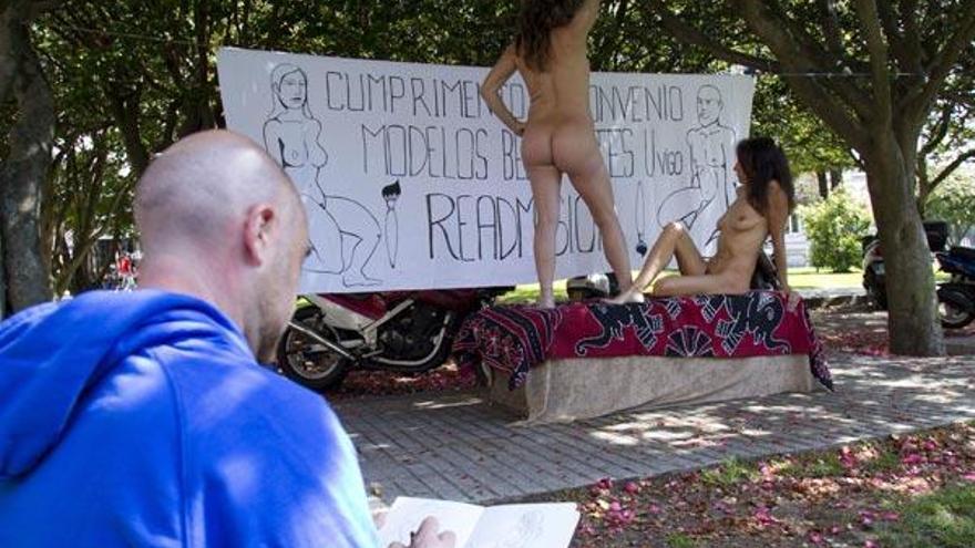 Los modelos de la escuela de Bellas Artes de Pontevedra se han manifestado esta mañana posando desnudos ante una improvisada clase en los jardines del Alameda de Pontevedra