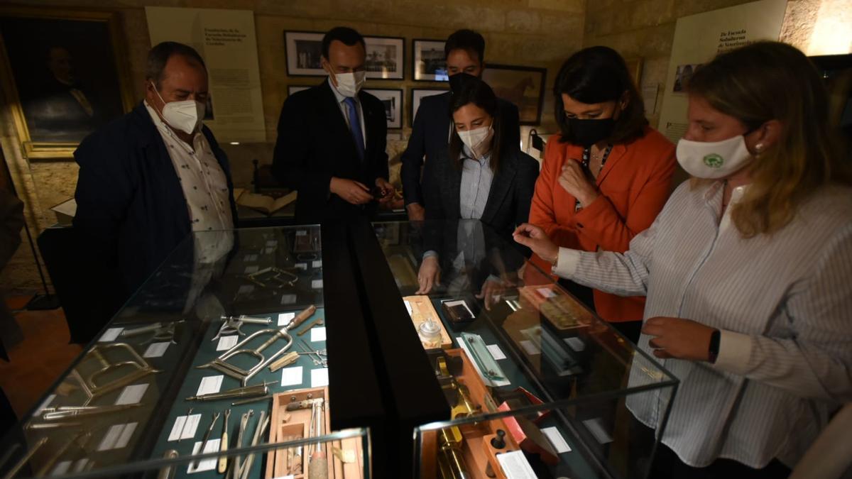 El rector de la Universidad de Córdoba, José Carlos Gómez Villamandos; la decana de la Facultad de Veterinaria, Rosario Moyano y la delegada de Cultura, Cristina Casanueva en la inauguración de la exposición &#039;El origen de la veterinaria&#039; en el Archivo Histórico Provincial