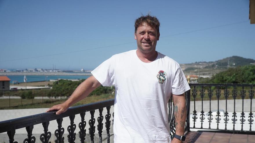 Rasit Picallos, surfista que ayudó en las labores de rescate de la ballena de Arteixo: "Ella sabía que la estábamos auxiliando"