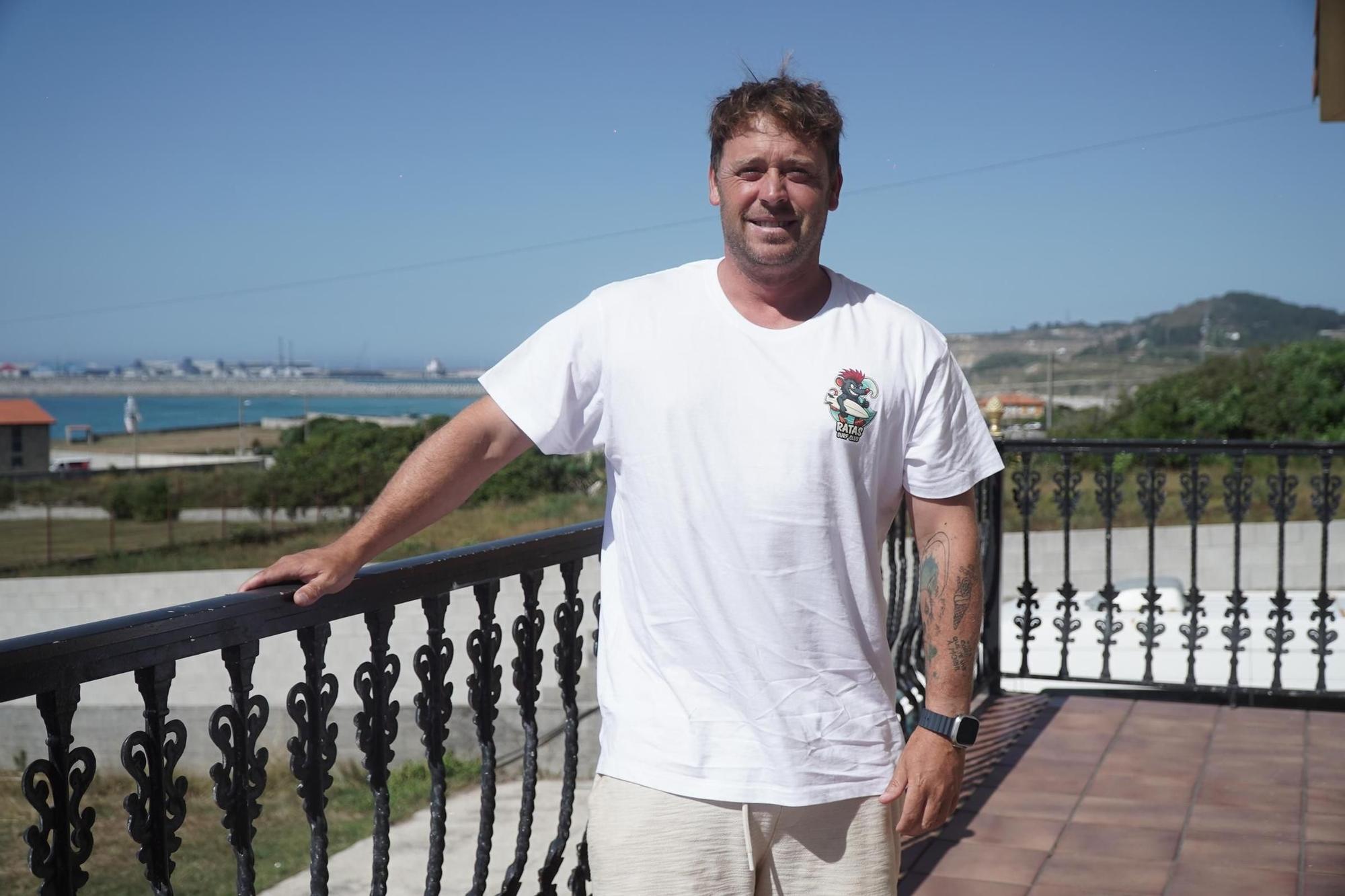 Rasit Picallos, surfista que ayudó en las labores de rescate de la ballena de Arteixo: "Ella sabía que la estábamos auxiliando"