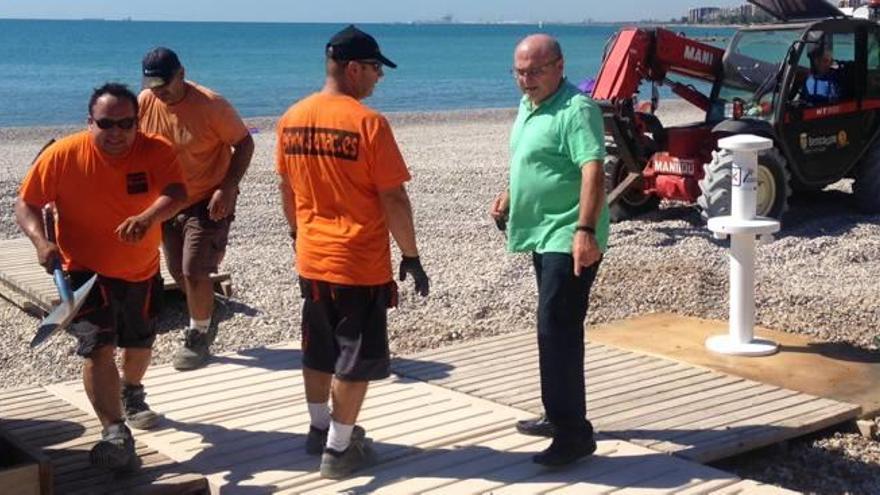 Trabajos de instalación de la pasarela de acceso a la costa.