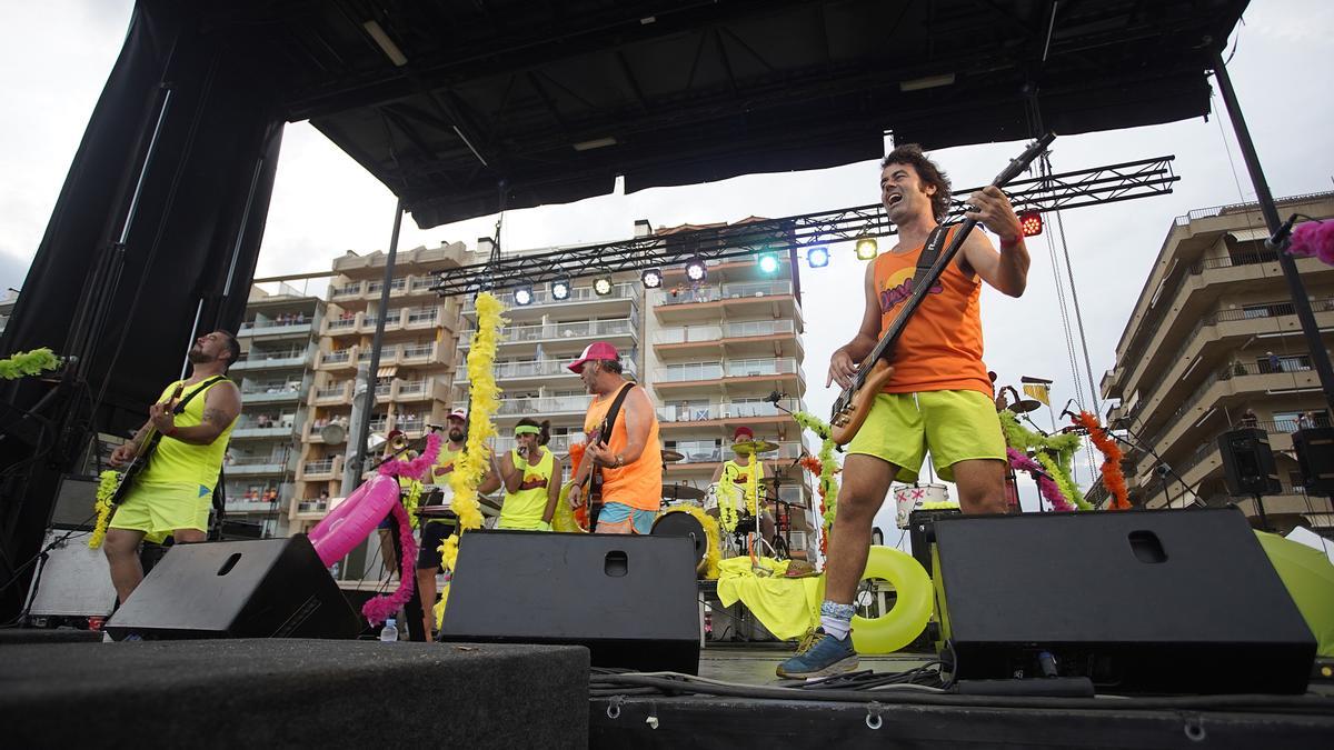 Milers de persones revolucionen Sant Antoni amb la Diverbeach