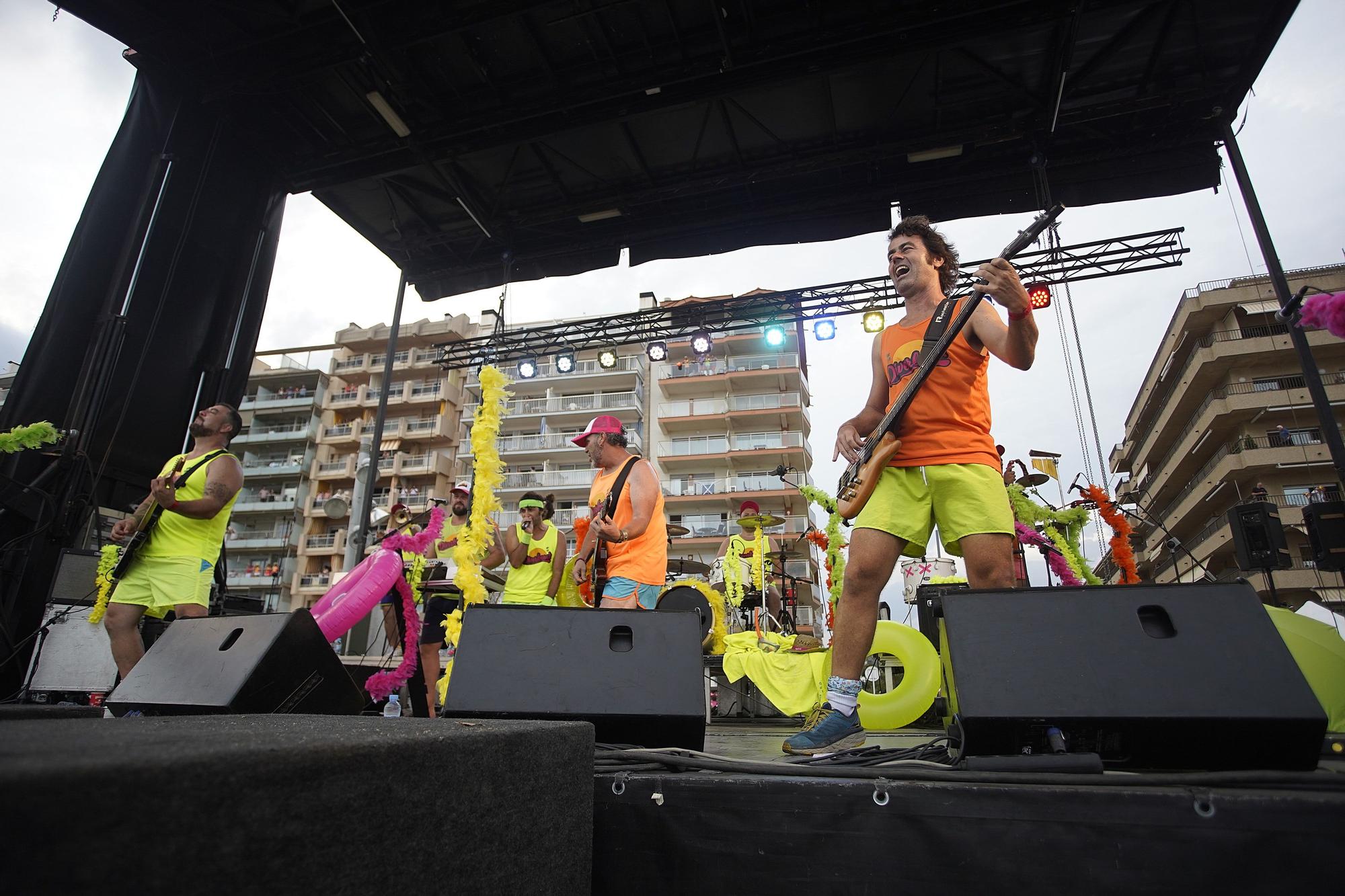 Milers de persones revolucionen Sant Antoni amb la Diverbeach