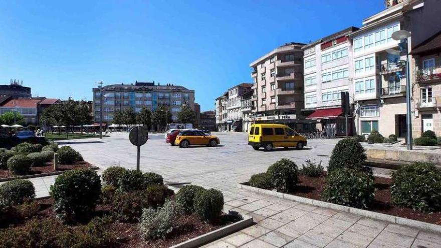 Varios coches estacionados durante la mañana en la Praza Maior. // A. Hernández