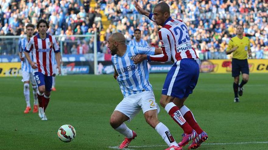 Amrabat, ante Miranda, en el encuentro frente al Atlético en La Rosaleda.