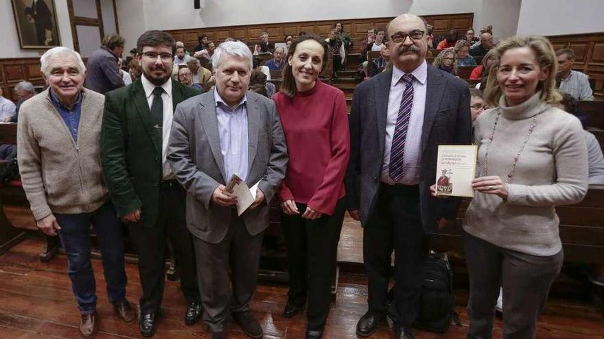 Fernández Conde, Álvaro Solano, Lorenzo Arias (coordinador de las jornadas), María Álvarez (directora de Extensión Universitaria), Amancio Isla y Enriqueta de Valdés (Fundación José Cardín), ayer, en la Universidad.