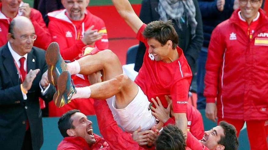 Ferrer, manteado por otros componentes del equipo español. // Kai Fosterling