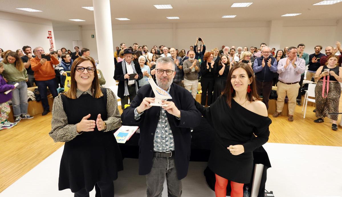 Iria Misa, Manuel Bragado y Ledicia Costas durante la entrega del galardón